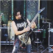 Profesor de música, graduado en U.M.C.E. y con estudios en la U.C. 
Músico de profesión y productor musical graduado en Instituto de las Artes